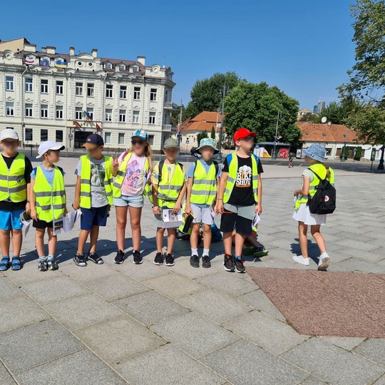 Mokinukai, išsirikiavę aikštėje.