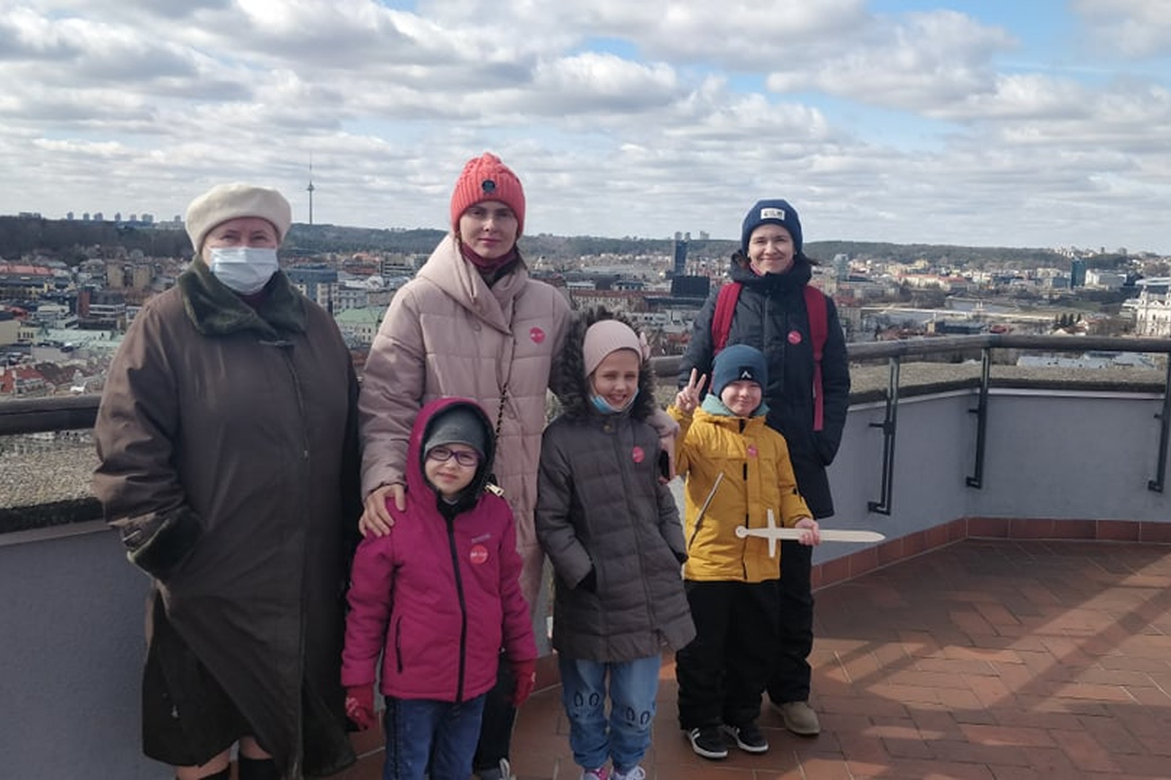 Ekskursijos dalyviai pozuoja nuotraukai ant Gedimino pilies stogo.