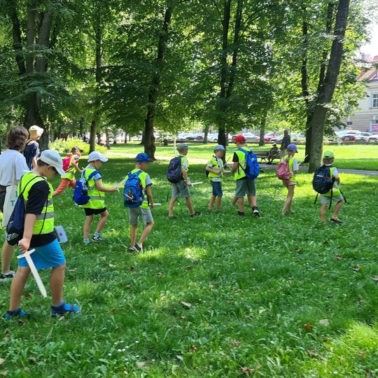 Vykdomos užduotėlės Pilių parko pievoje.
