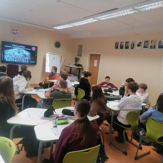 Istorijos pamoka aštuntokų klasėje. Ją veda direkcijos edukatorė.