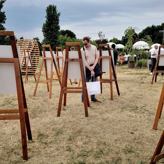 Svečiai apžiūri pastatytuose stenduose "Išmaniojo miesto" idėjas.