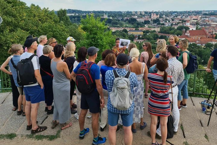 Sekmadienio ekskursijos dalyviai ant Trijų kryžių kalno apžvalgos aikštelės.