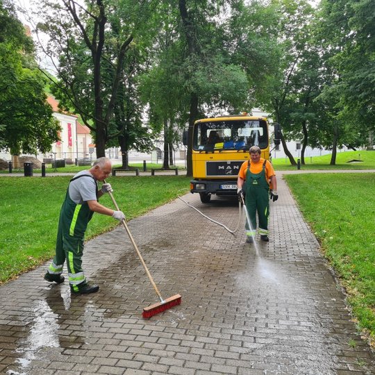 Švaros darbuotojai valo takus šalai Mindaugo skvero.