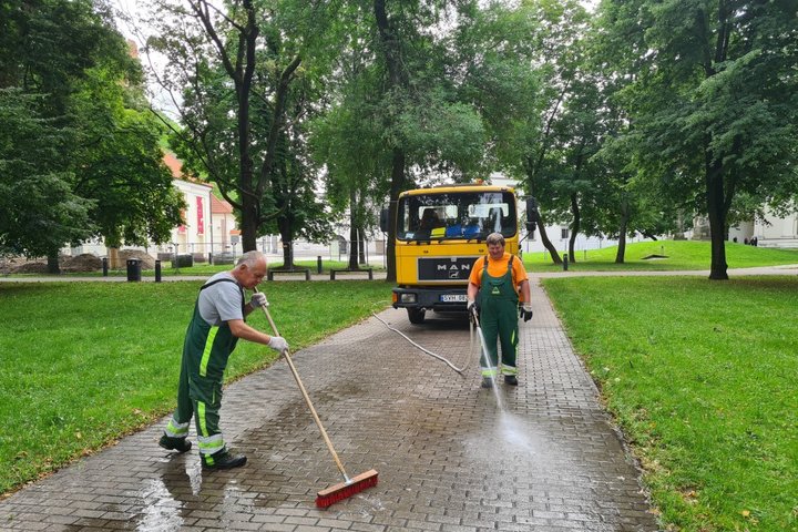 Švaros darbuotojai valo takus šalai Mindaugo skvero.