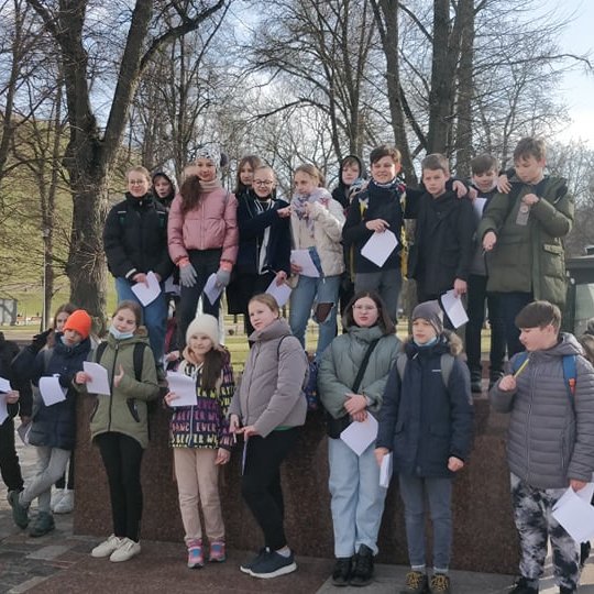 Penktokai šalia gynybinės sienos pietinių vartų.