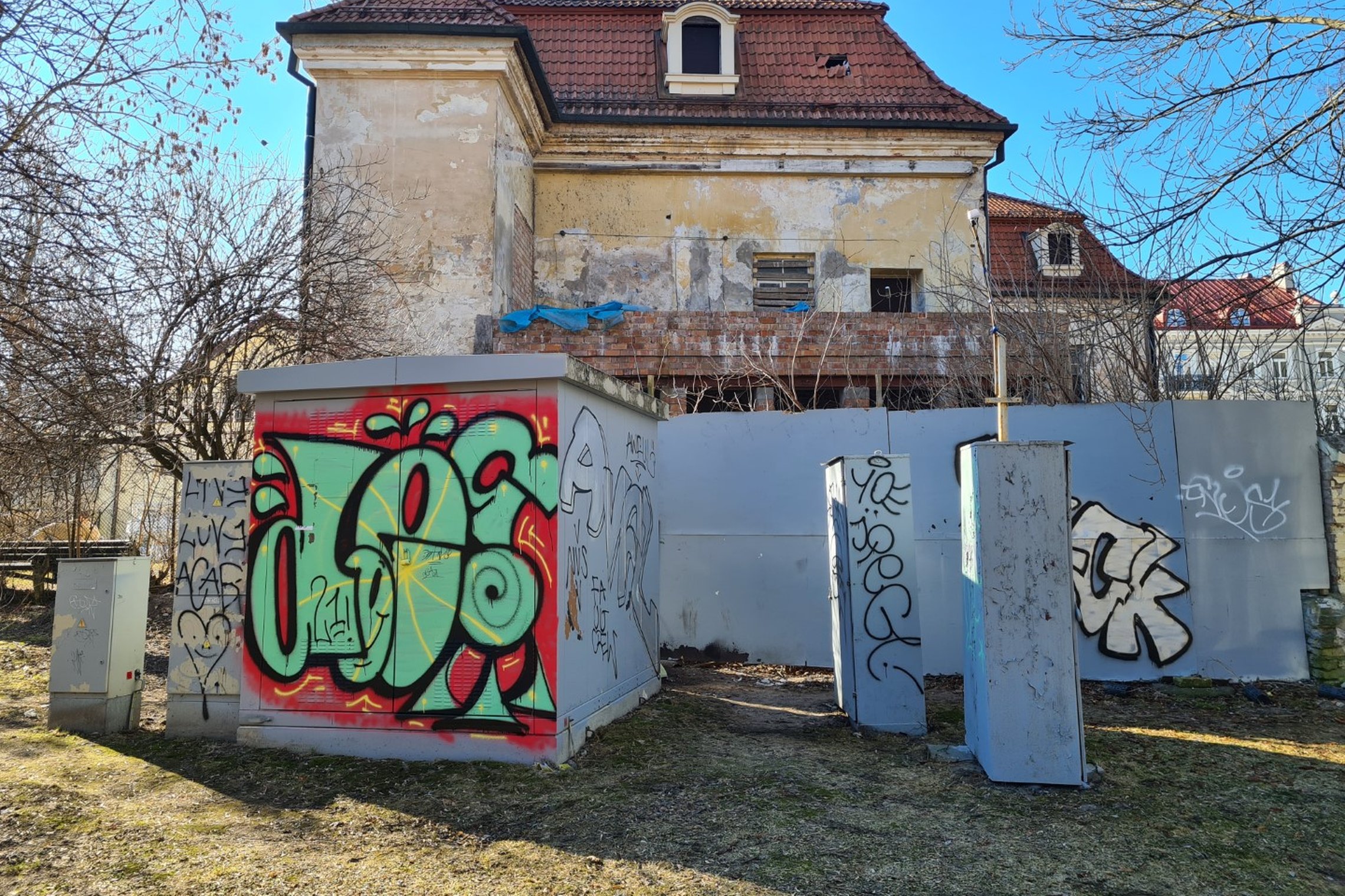 Kirdėjų rūmų tvora ir šalia esančios transformatorinės. 