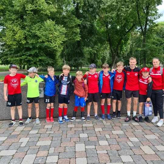Futbolininkų komanda pozuoja Pilių parke.