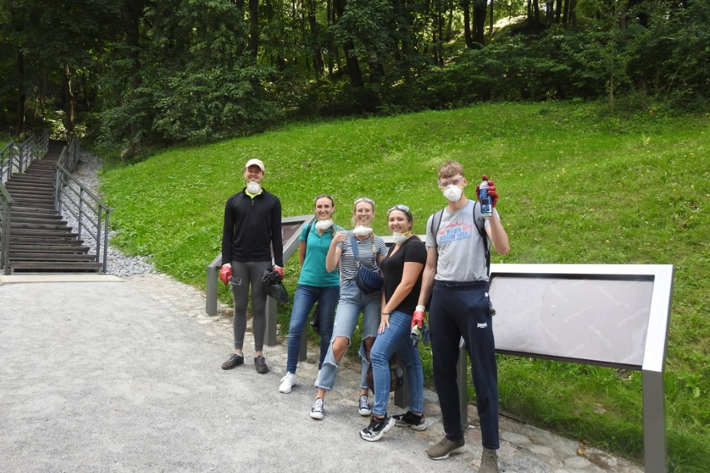 Laimingi ir su šypsenomis savanoriai kimba į valymo darbus prie Trijų kryžių kalno.