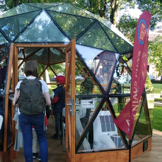 Vilniaus pilių kupolas, tarpdury stovi moteris. 