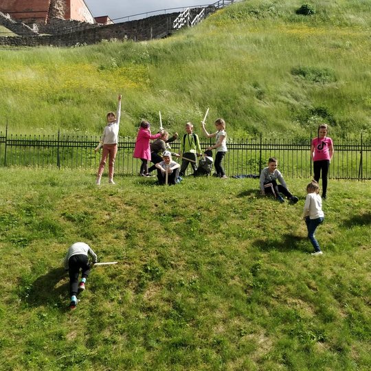 Vaikai su mediniai kalavijais šiauriniame Gedimino kalno šlaite.