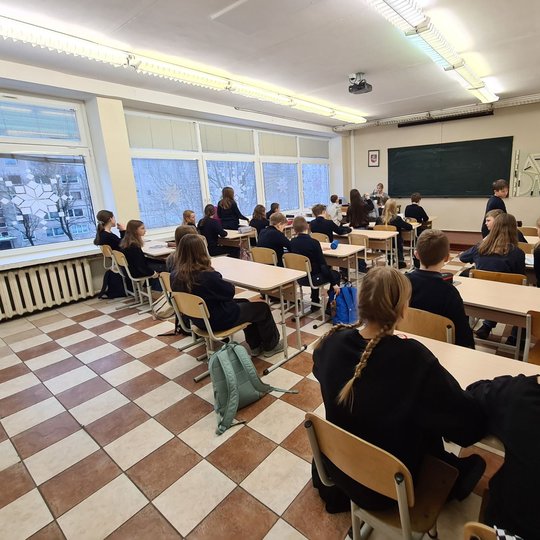 Mokiniai susėdo į klasės suolus. Vyksta istorijos pamoka.