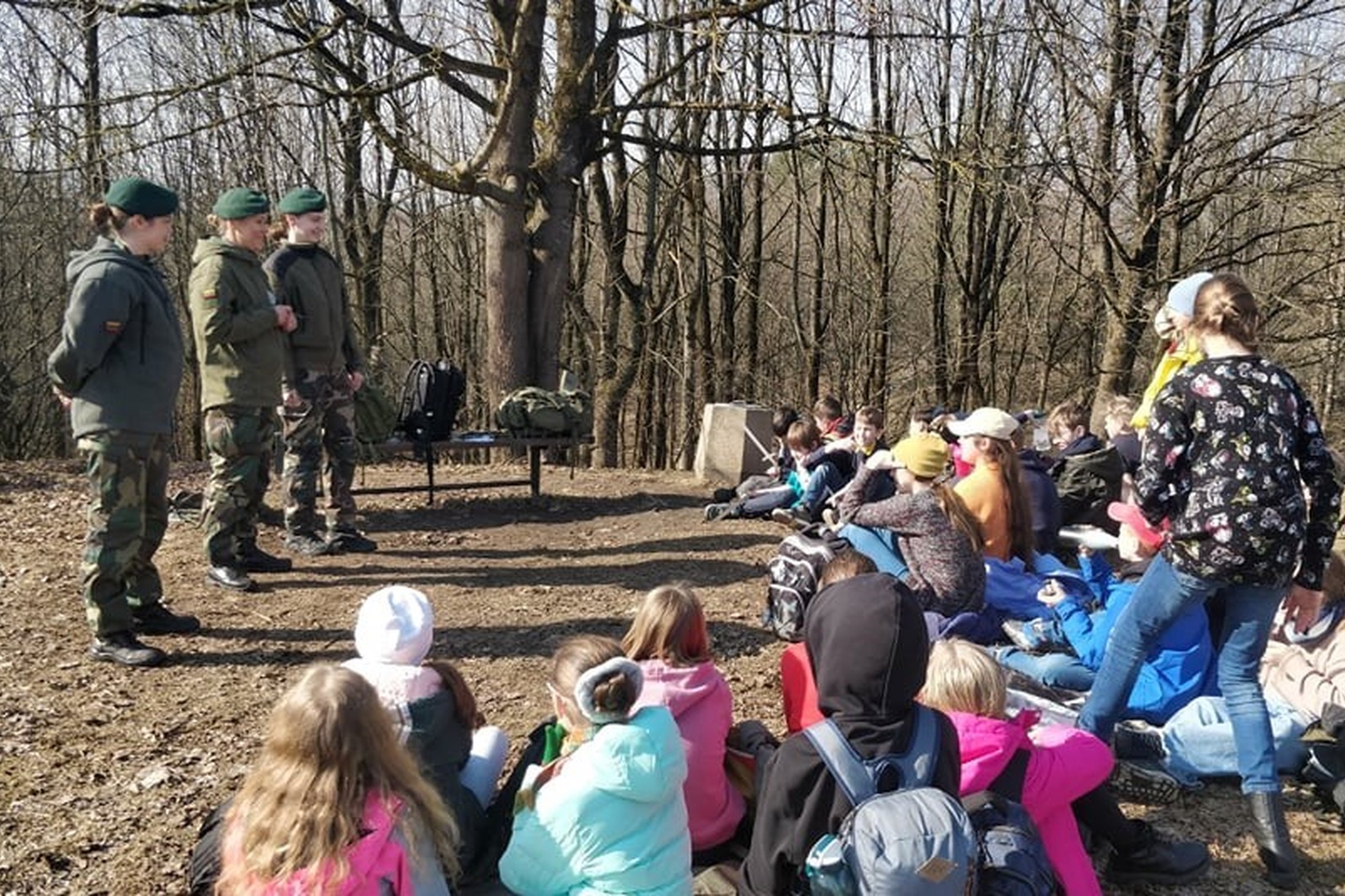 Penktokai klausosi šaulių paskaitos apie išgyvenimą ant Stalo kalno.