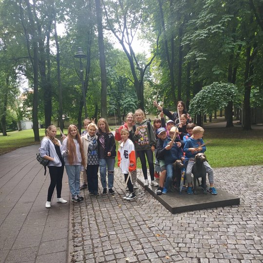 Vaikai šalia lietuvių skalikams pastatyto paminklo.