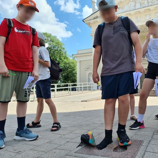 Penktokai prigalvojo ne po vieną norą, besisukdami ant "Stebuklų" plytelės Katedros aikštėje.