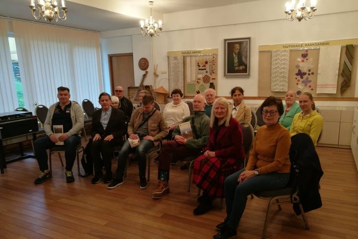 Berniukai šalia dviejų viduramžiškų Lietuvos riterių (garbės sargyba).