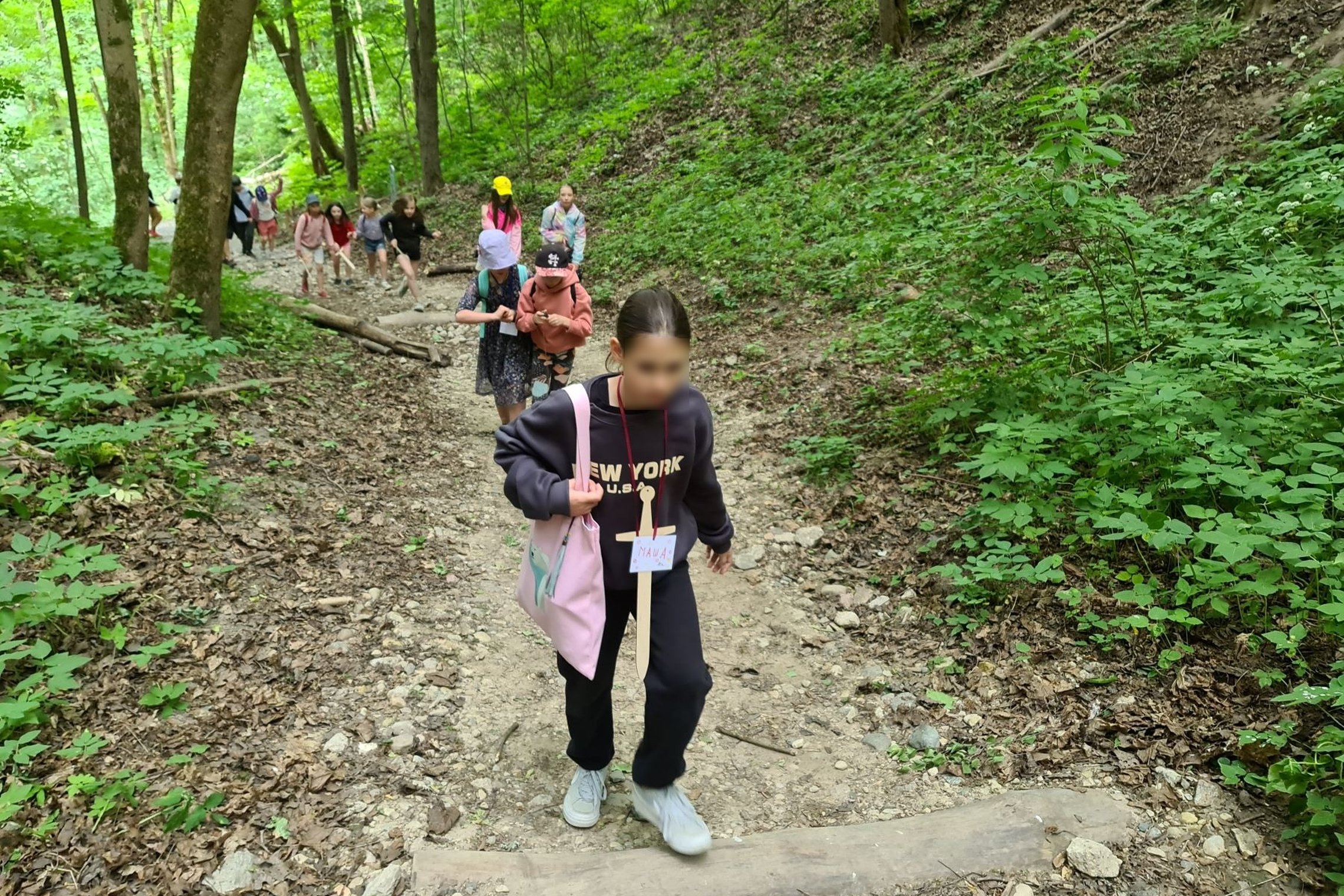 Kelionė Didžiąja griova į Kalnų parką. Visi keliauja vorele.