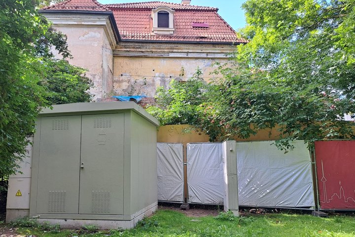 Seniau dažnai grafičiais išpaišoma elektros pastotė dabar jau ilgą laiką yra tvarkinga.