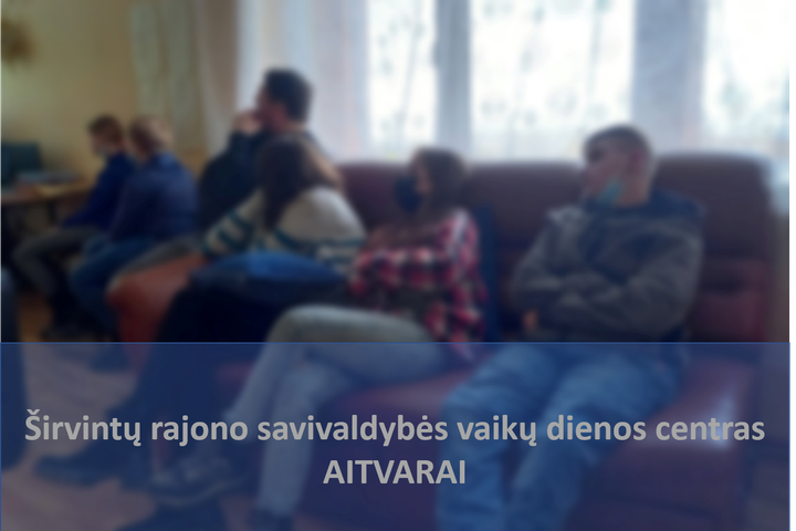 Dienos centro lankytojau klausosi nuotolinės paskaitos sėdėdami ant fotelio. Nuotraukos priekyje parašyta Širvintų rajono savivaldybės vaikų dienos centro Musninkuose „Aitvarai“