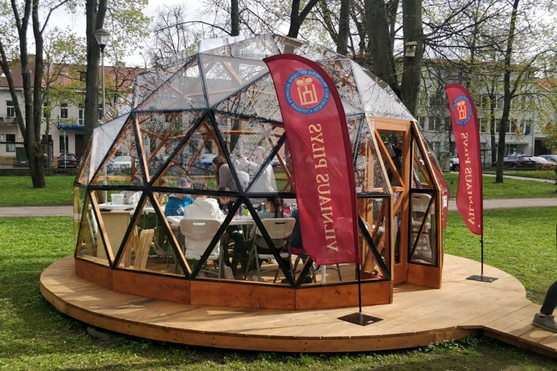 Vilniaus pilių kupolas iš lauko. Matosi dirbantys žmonės.