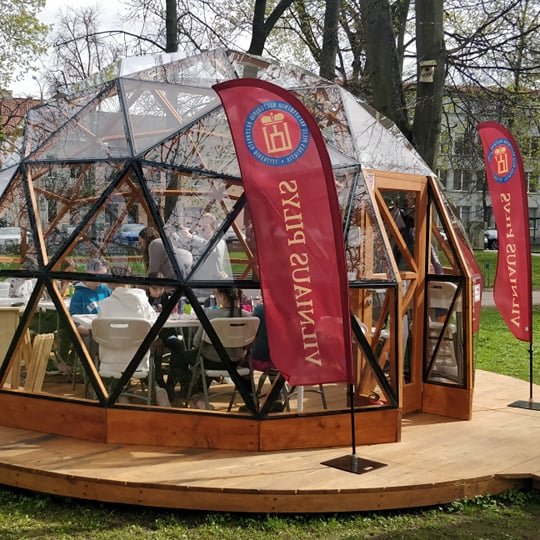Vilniaus pilių kupolas iš lauko. Matosi dirbantys žmonės.