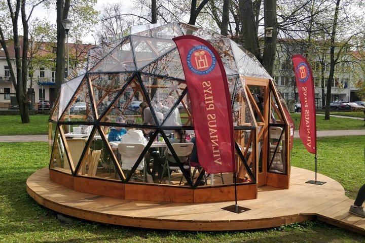 Vilniaus pilių kupolas iš lauko. Matosi dirbantys žmonės.