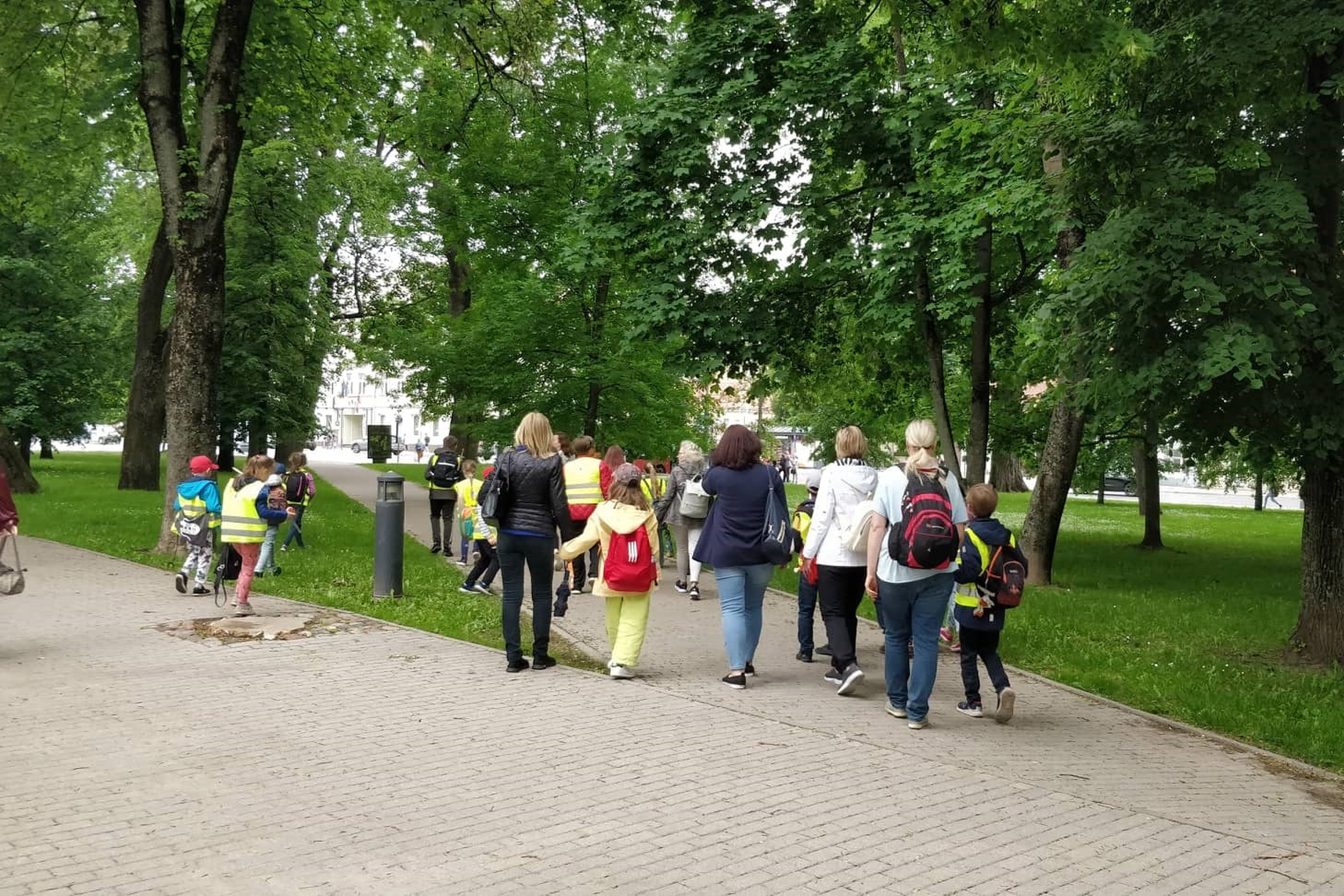 Vaikai ir auklėtojos Vilniaus pilių kupolo parkelyje.