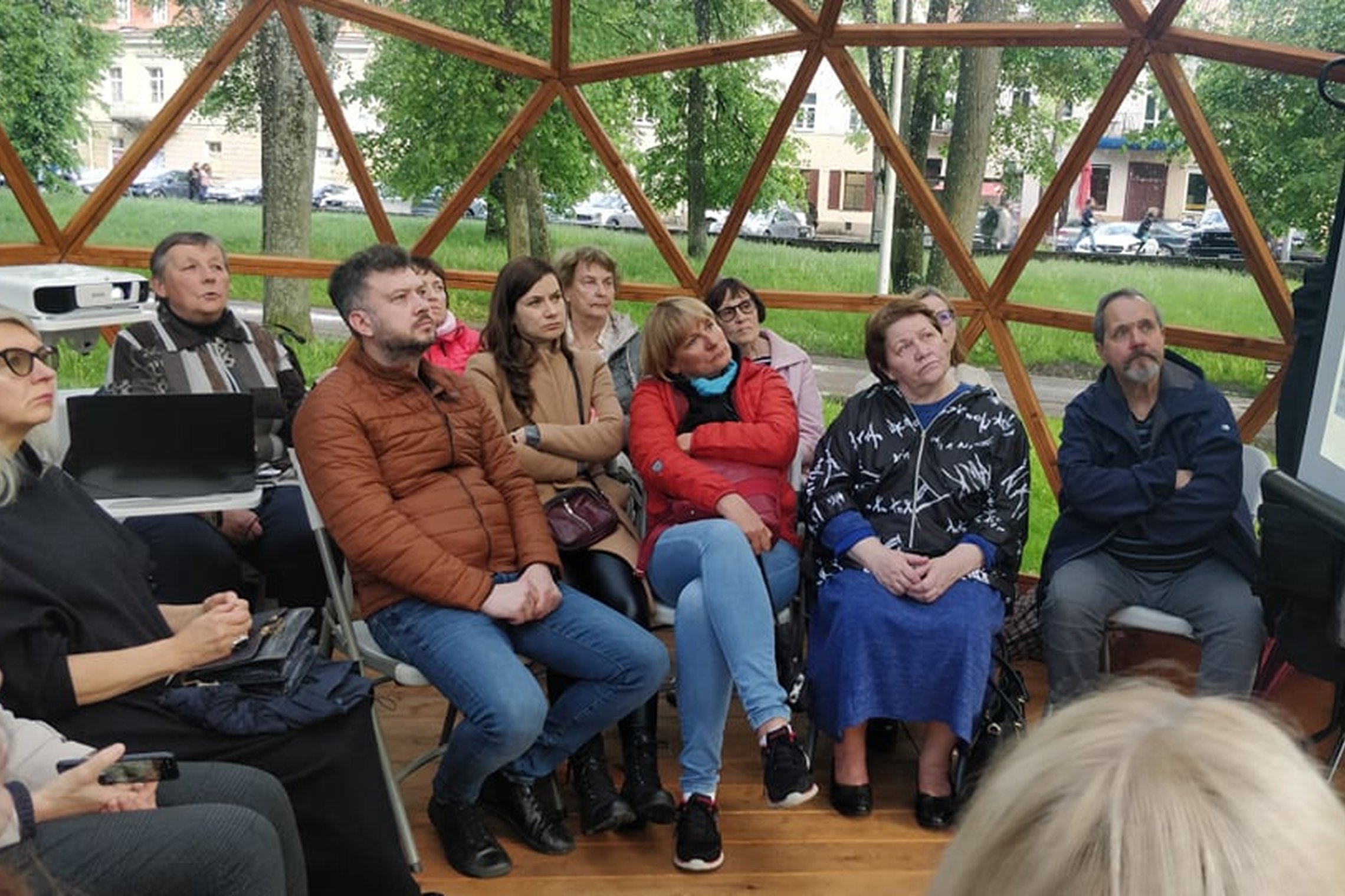 Silva Žiliskaitė Vilniaus pilių kupole susirinkusiems pasakoja apie sodą.
