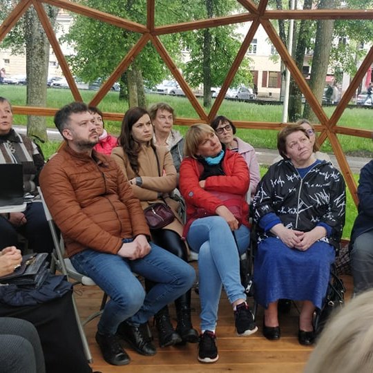 Silva Žiliskaitė Vilniaus pilių kupole susirinkusiems pasakoja apie sodą.