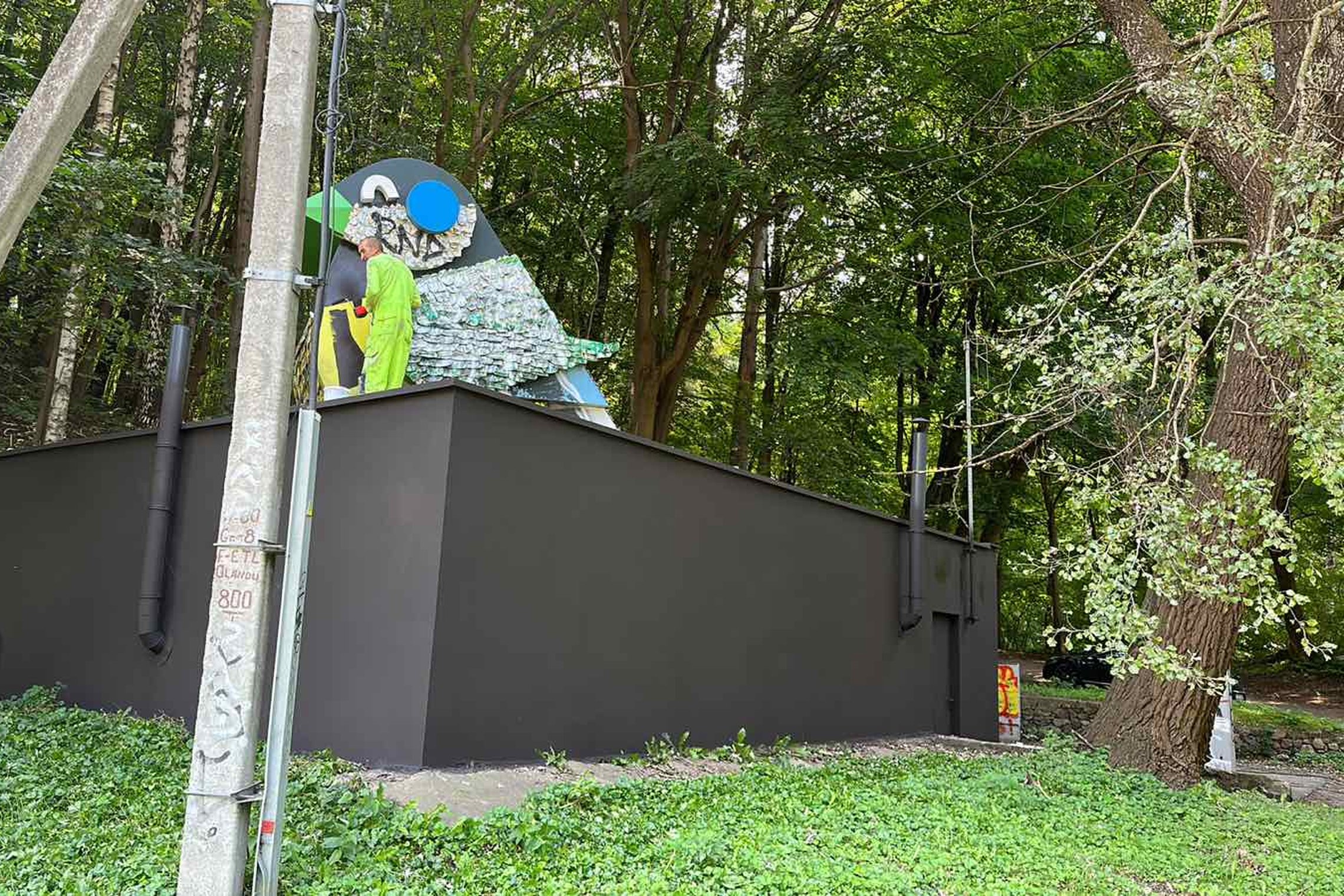Juodai perdažytas siurblinės pastatas Olandų gatvėje. 