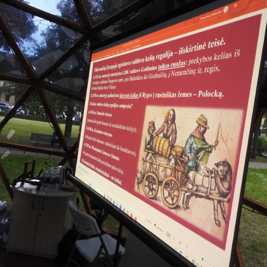 Skaidrė iš paskaitows pristatymo apie Viduramžių Europos kelių regaliją.