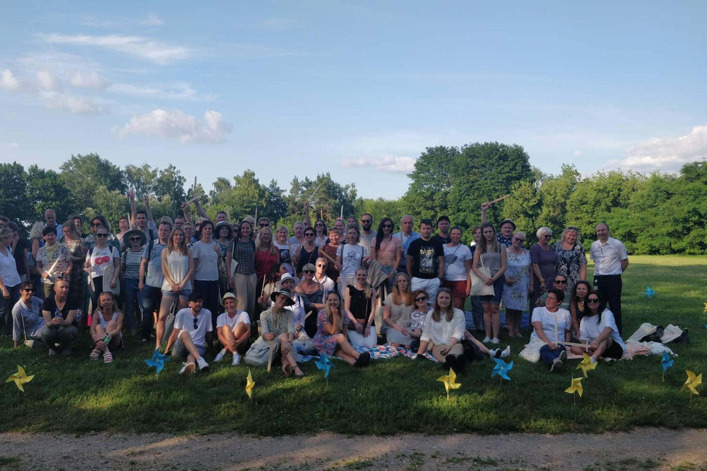 Gausi grupė žmonių pozuoja bendrai nuotraukai ant Stalo kalno.