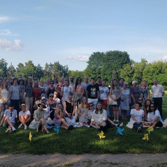 Gausi grupė žmonių pozuoja bendrai nuotraukai ant Stalo kalno.