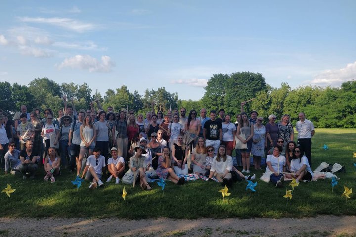 Gausi grupė žmonių pozuoja bendrai nuotraukai ant Stalo kalno. 