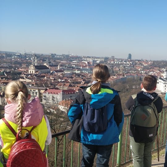 Mokiniai geriasi Vilniaus panorama nuo trijų kryžių kalno.