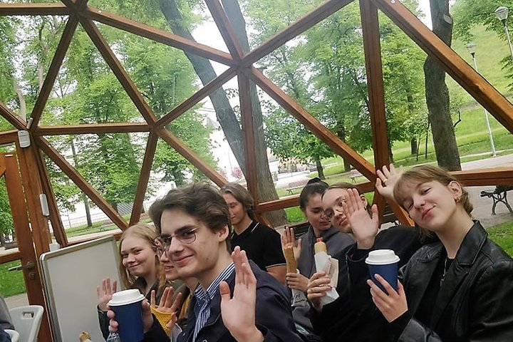 Jaunieji meniniai Vilniaus pilių kupole.