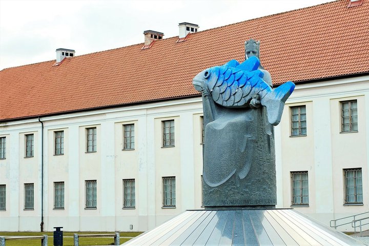 Karaliaus Mindaugo skulptūros rankose įtaisyta menkė