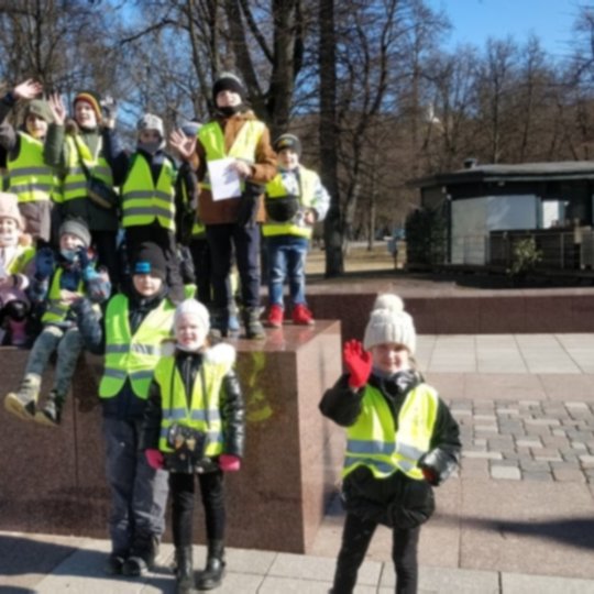 Mokinukai ant marmurinių blokų, rodančių kur stovėjo pietiniai gynybinės vartai.