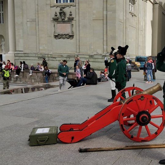 Napoleono laikų artileristai kartu su patranka šalia Gedimino paminklo.