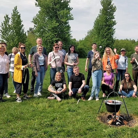 Ekskursijos dalyviai pozuoja nuotraukai ant Stalo kalno. Priešais juos laužavietė su katilu.