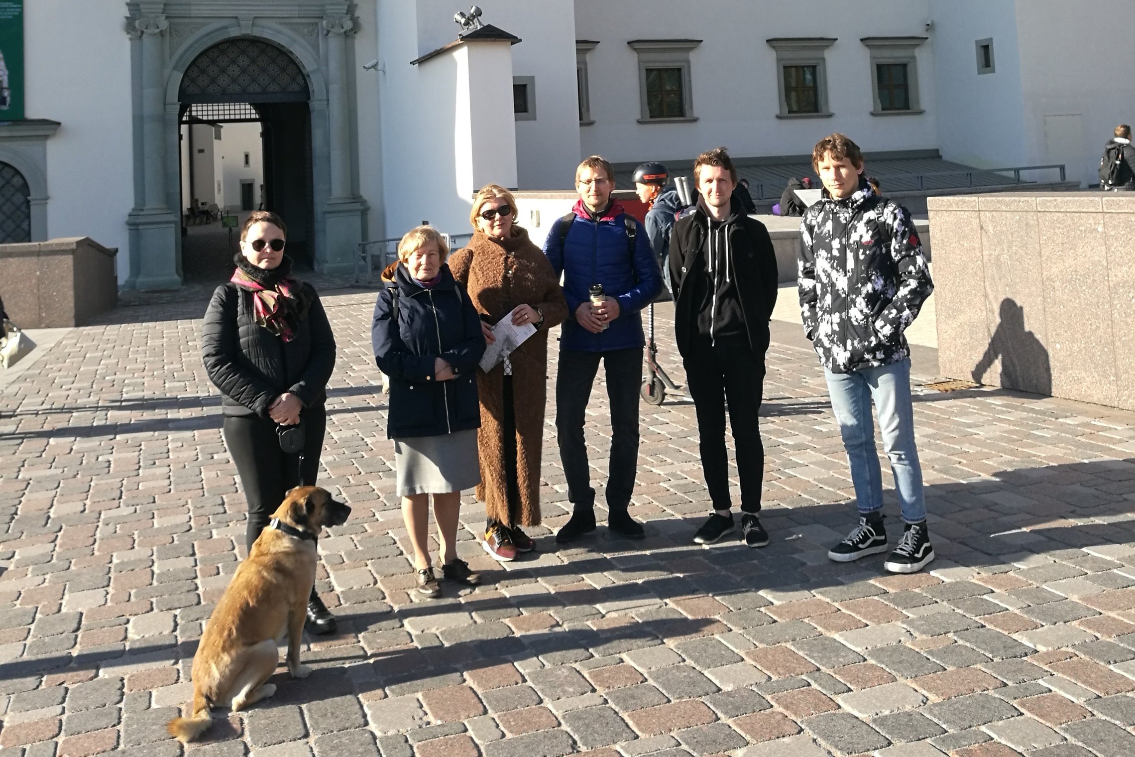 Ekskursijos dalyviai priešais Valdovų rūmų vartus.