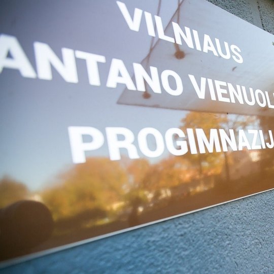 Lenta su mokyklos pavadinimu "Vilniaus Antano Vienuolio progimnazijoje".