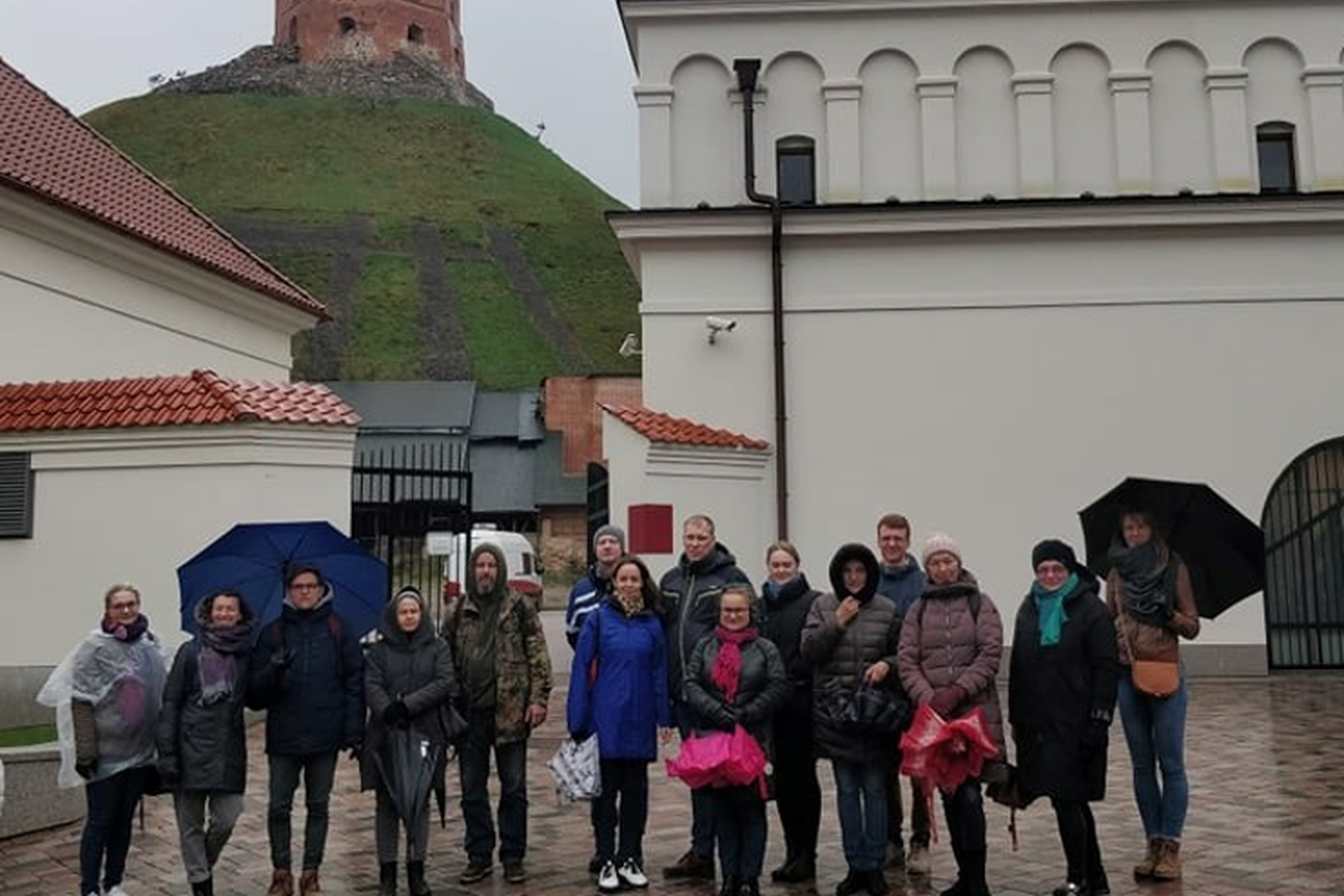 Ekskursijos dalyviai Valdovų rūmų vidiniame kieme. Jiems už nugarų matosi Aukštutinė pilis. 