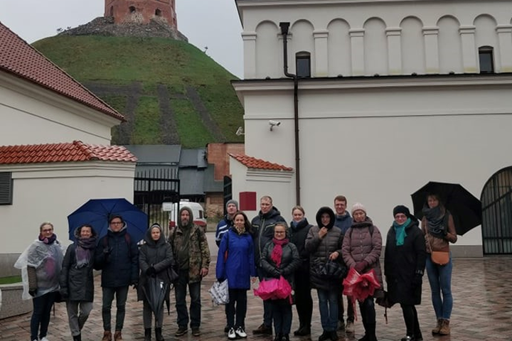 Ekskursijos dalyviai Valdovų rūmų vidiniame kieme. Jiems už nugarų matosi Aukštutinė pilis.