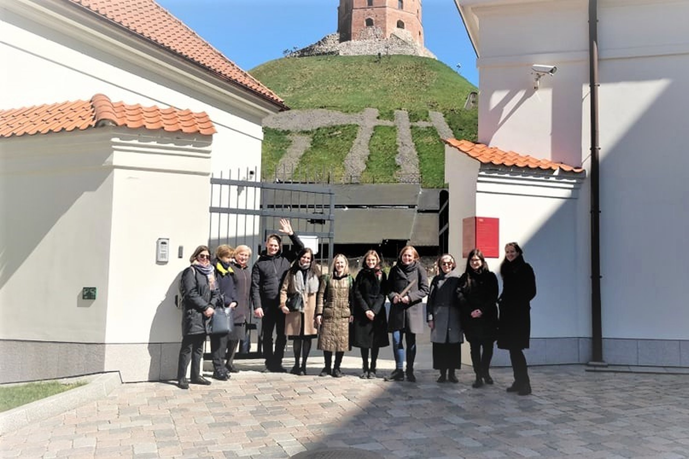 Ekskursijos dalyviai stovi Valdovų rūmų kieme