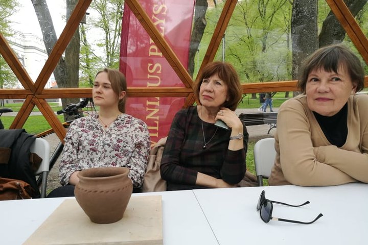 Vilniaus pilių kupole moterys klausosi apie keramiką. Ant stalo molinis puodas.