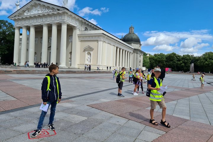 Nagrinėjamos buvusios pilies miesto gynybinės sienos. Bent jau tai, kas likę šiandieną.