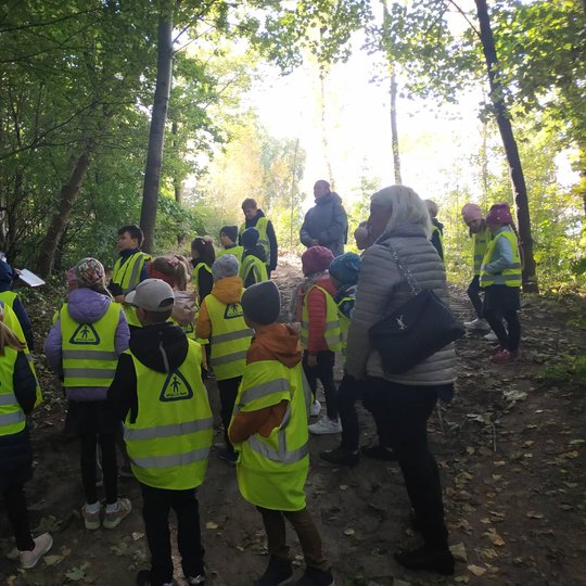 Edukatorius Stasys vaikams pasakoja apie Kreivąją pilį.