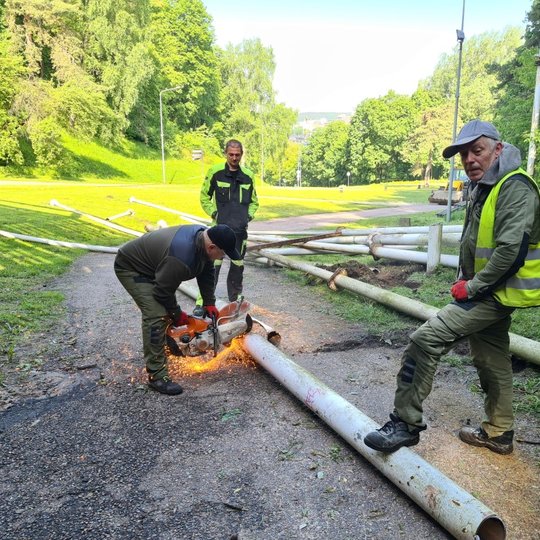 Darbininkai pjauna geležinius vamzdžius Dainų slėnyje.