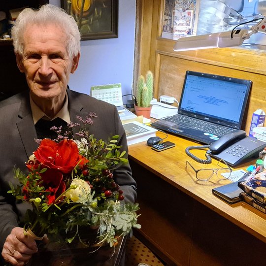 Napaleonas Kitkauskas rankose laiko dovanotą puokštę gėlių.