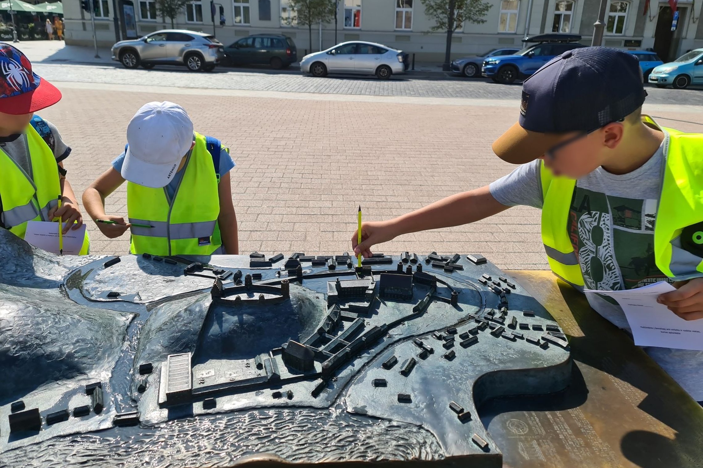 Vaikams įminti paslaptis padėjo Vilniaus pilių maketas, esantis Katedros aikštėje.